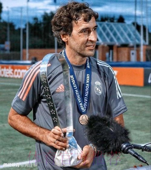 记者:劳尔拒绝执教沙尔克 他希望暂时留在皇马 记者:劳尔拒绝执教沙尔克 他希望暂时留在皇马